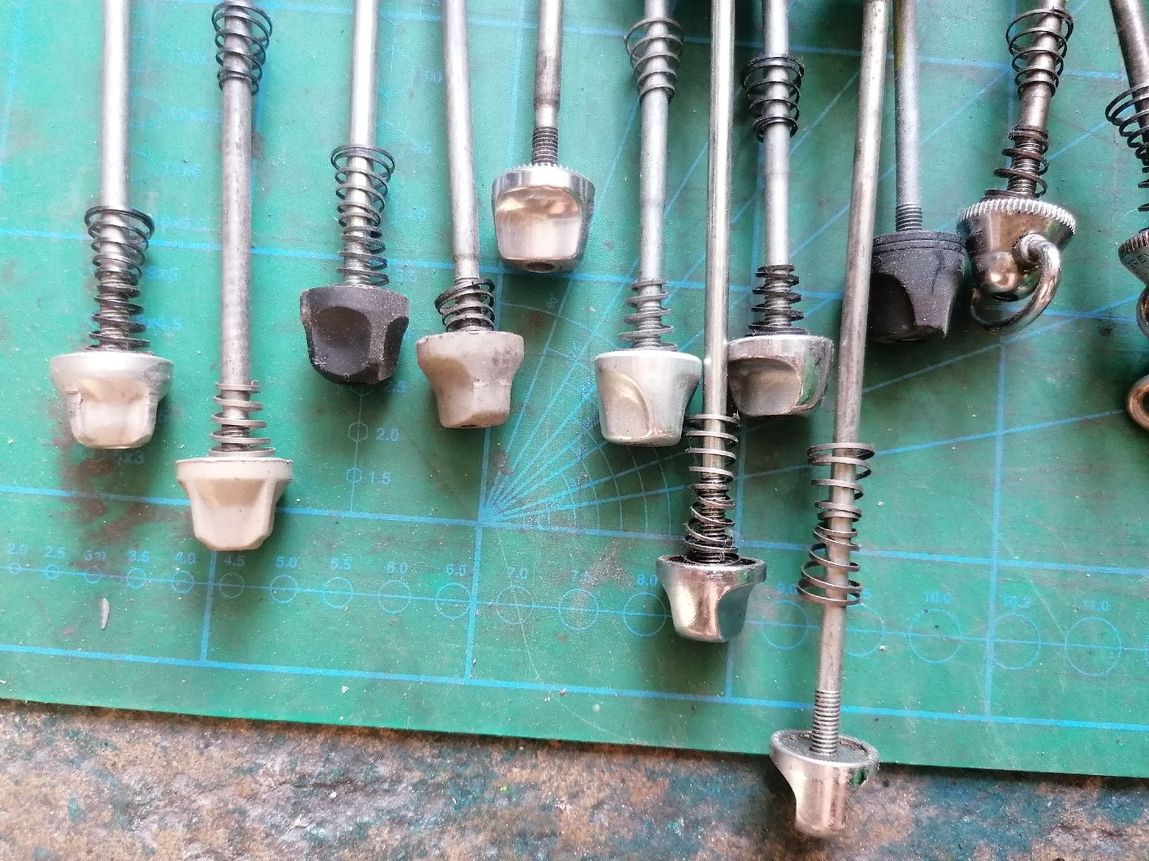 Campagnolo Pezzi di ricambio: Campagnolo & shimano & Mavic Schnellspanner  – Usato da Lausanne venduto da Frankenstein 3