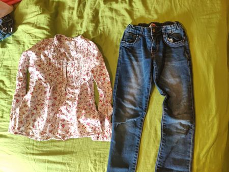 Kinder Set Bluse mit Blume und Jeans Grösse 128 gut erhalten