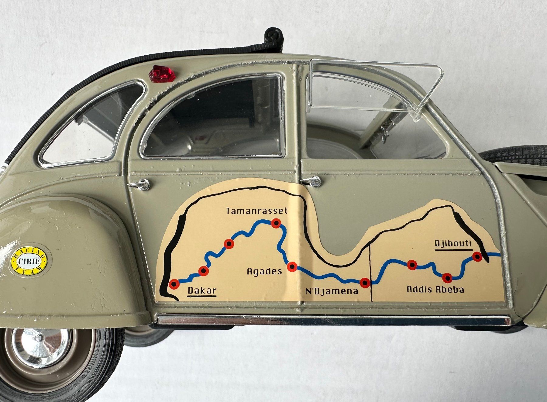 Citroën Modellini d'auto: Citröen 2CV Modell, Döschwo  1:17 – Usato da Adligenswil venduto da e17s15 4