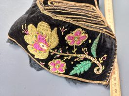 Bestickte Haube zu Tracht, Blumendekor, schwarz-rot-golden