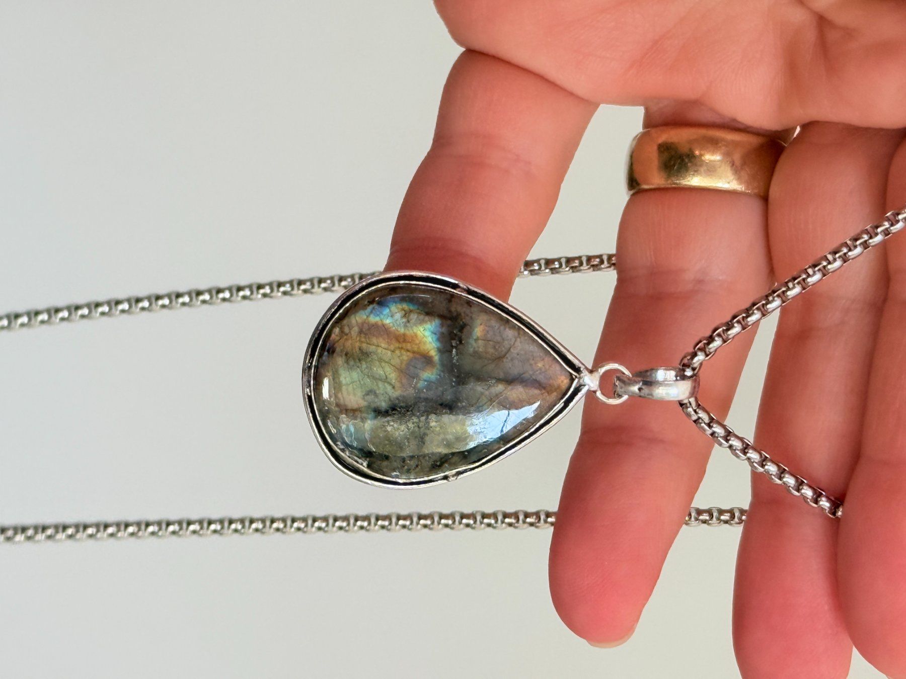 Catenine: Collier pendentif labradorite pierre forme goutte – Nuovo e nell'imballaggio originale da Genève venduto da AGBERG 4
