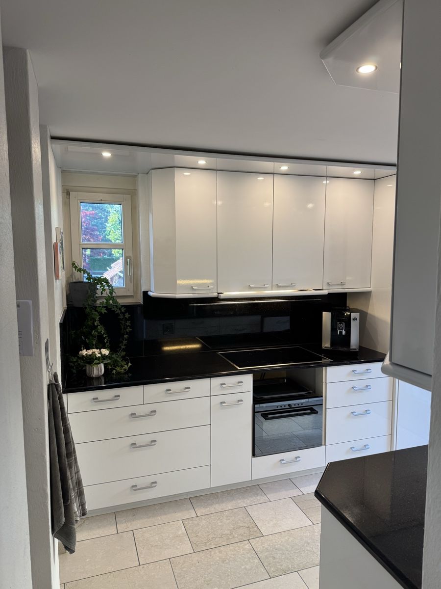 Cucine complete: Küche weiss hochglanz, Küchenplatte Granit schwarz  – Usato da Kirchberg SG venduto da Tex-9500 5