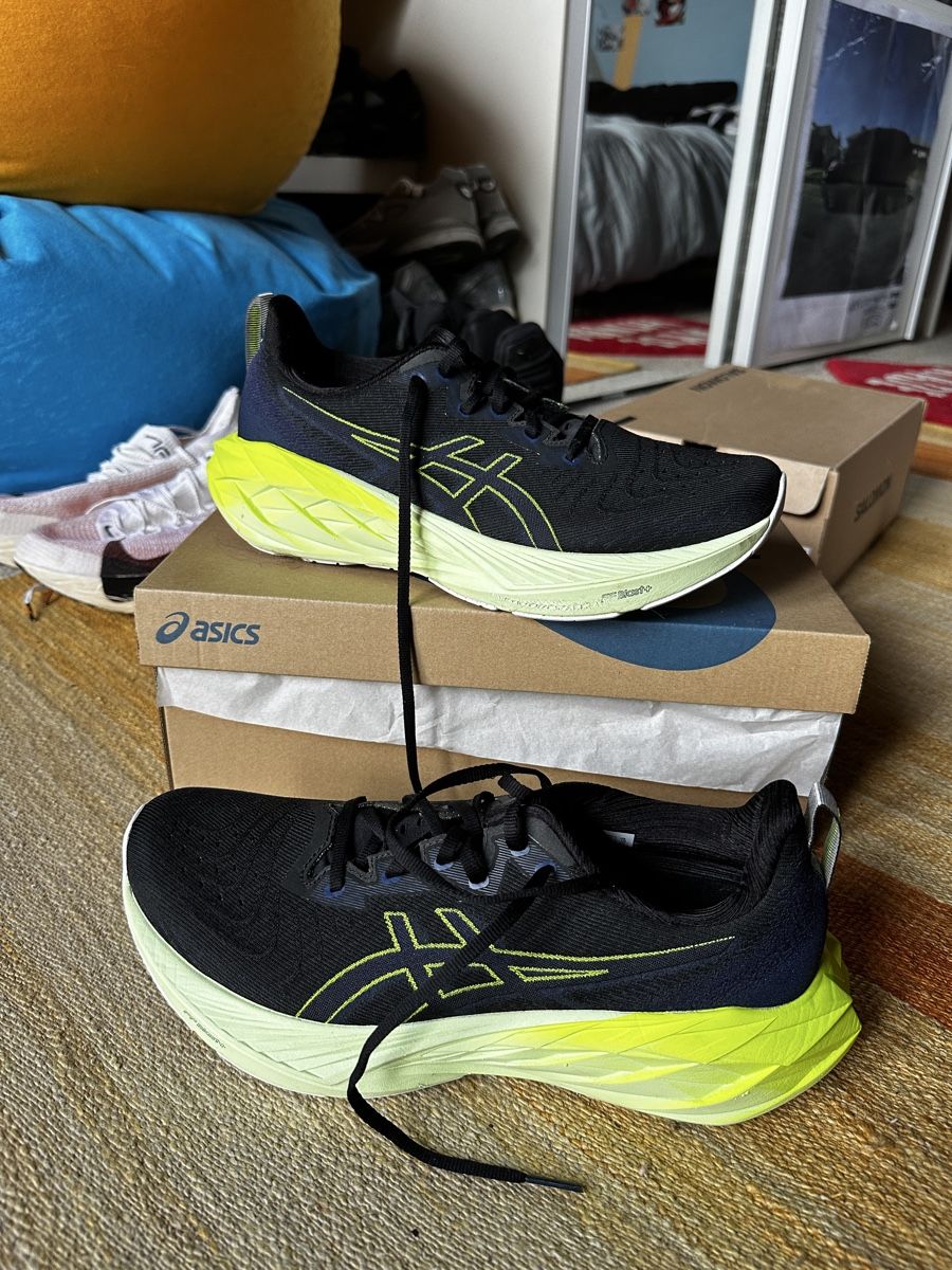 Asics Chaussures hommes: Asics Novablast 4 EU44 – Neuf (Voir description) à Villars-Burquin par Iliasso