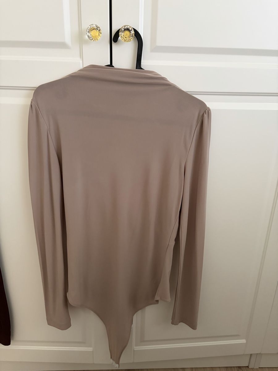 Top: Body 'Ello' beige élégant, taille M – Usato da Monthey venduto da Sevdije.Kololli 1