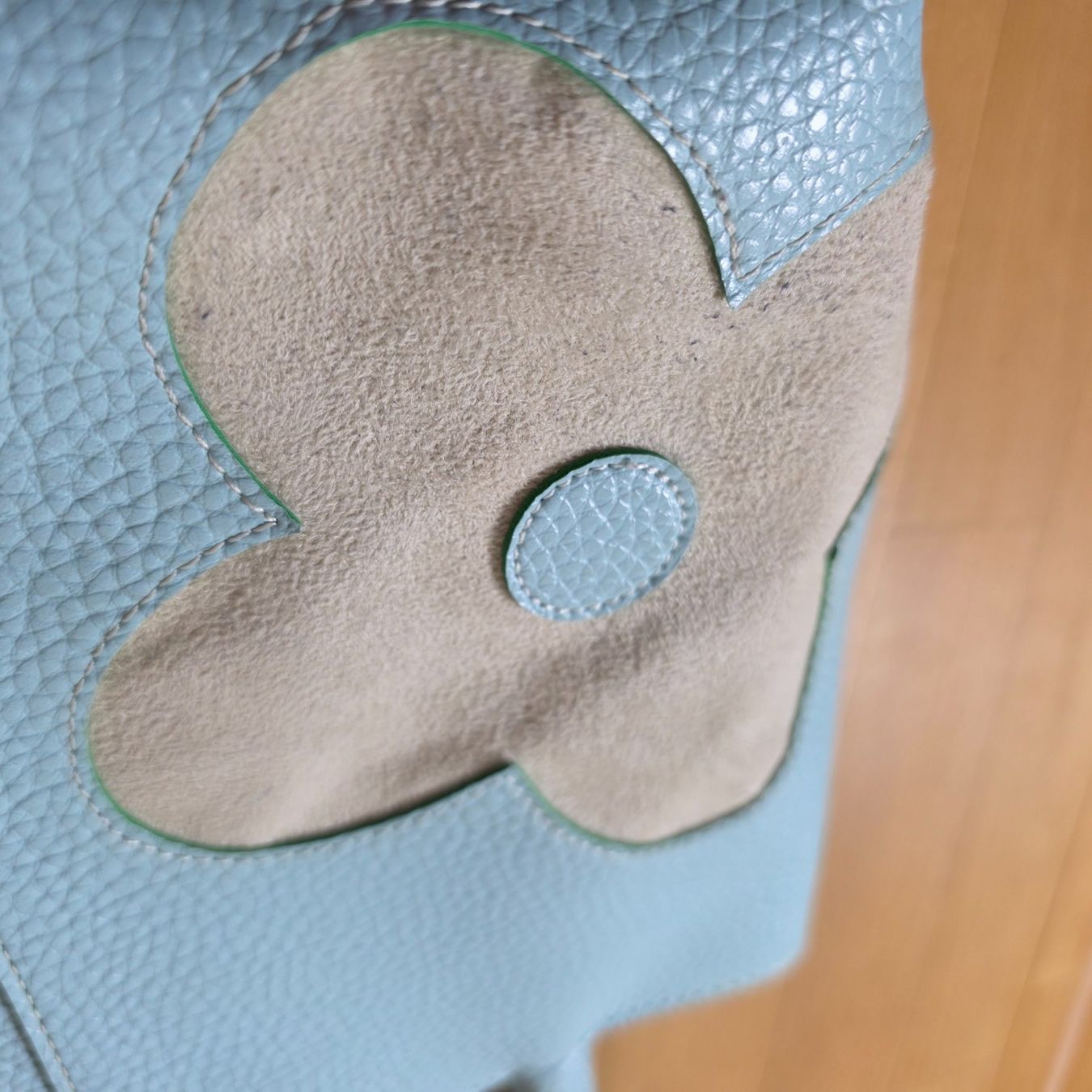 Taschen für Damen: Hellblaue Handtasche mit Blütendetail – Gebraucht aus Wald ZH von CapLux 1