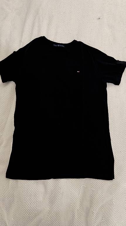 T-shirt: Tommy Hilfiger Shirt schwarz – Usato da Brunnen venduto da sea_c7bm