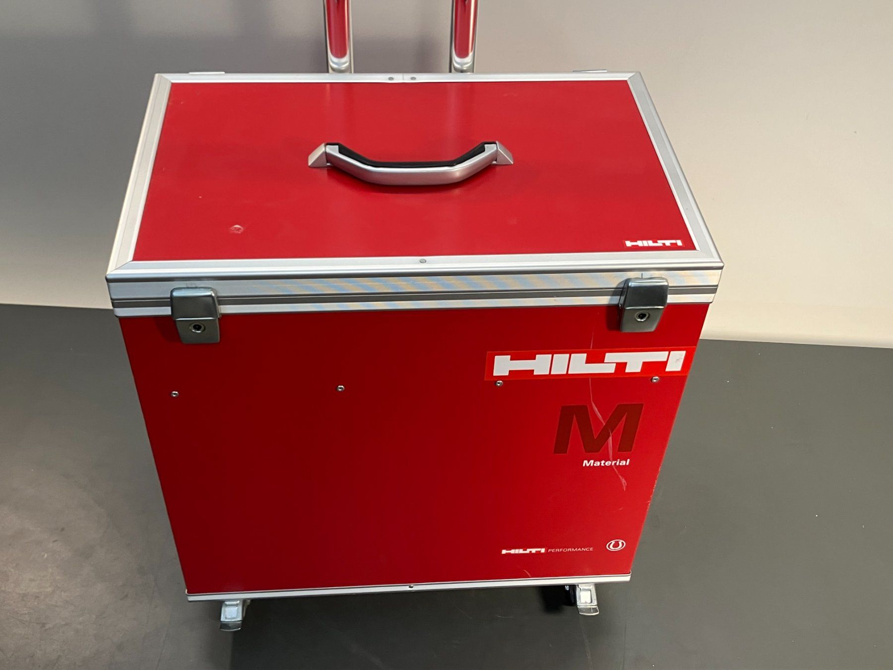 Tutti gli attrezzi: gebr. Material Trolley mit HILTI Aufklebern ab 1.- – Usato da Lichtensteig venduto da Buy24International 1