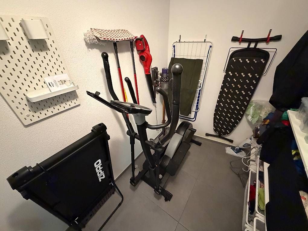 Vélos d'appartement: Crosstrainer Crane mit Trainingscomputer und Programmen – D'occasion à Emmenbrücke par B4belfish