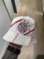 FC Bayern Bob Hut mit Trikots erstellt