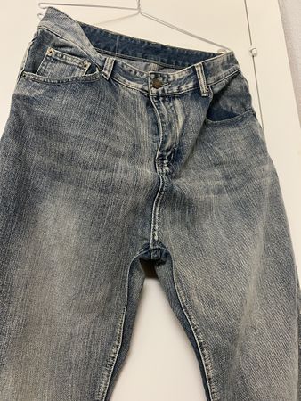 Distressed washed jeans