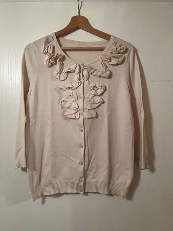 Damen Strickjacke Eierschalen Grösse S Rüschen Applikation