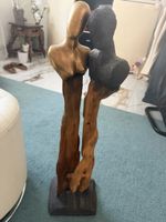 Dekorative Skulptur auf Holzsockel in zwei Farben