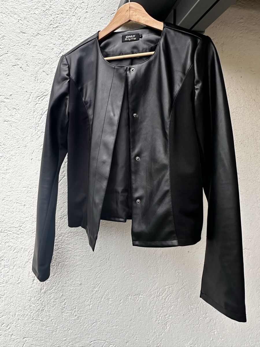 Only Giacche: ONLY Kunstleder Jacke Gr. 40/L schwarz – Usato da Jona venduto da ConnyMeier8645