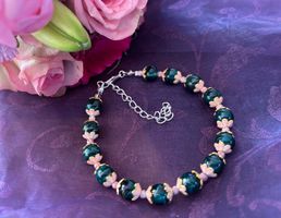 Armband aus Glasperlen und kleinen Blüten