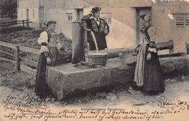 Unterwaldner Trachten beim Dorfbrunnen, gelaufen 1906
