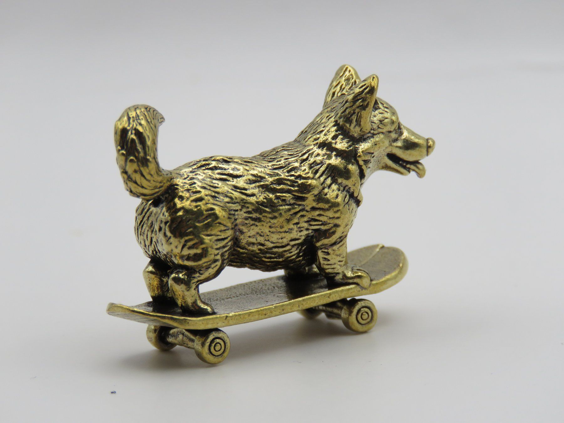 Figuren: CORGI auf SKATEBOARD - Figur aus Messing - 4,5x2,5cm – Neu und originalverpackt aus Grenchen von Yamahwildstar16 3