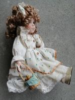 Süesse Vintage Porzellan Puppe mit Korb im Sommerkleid!