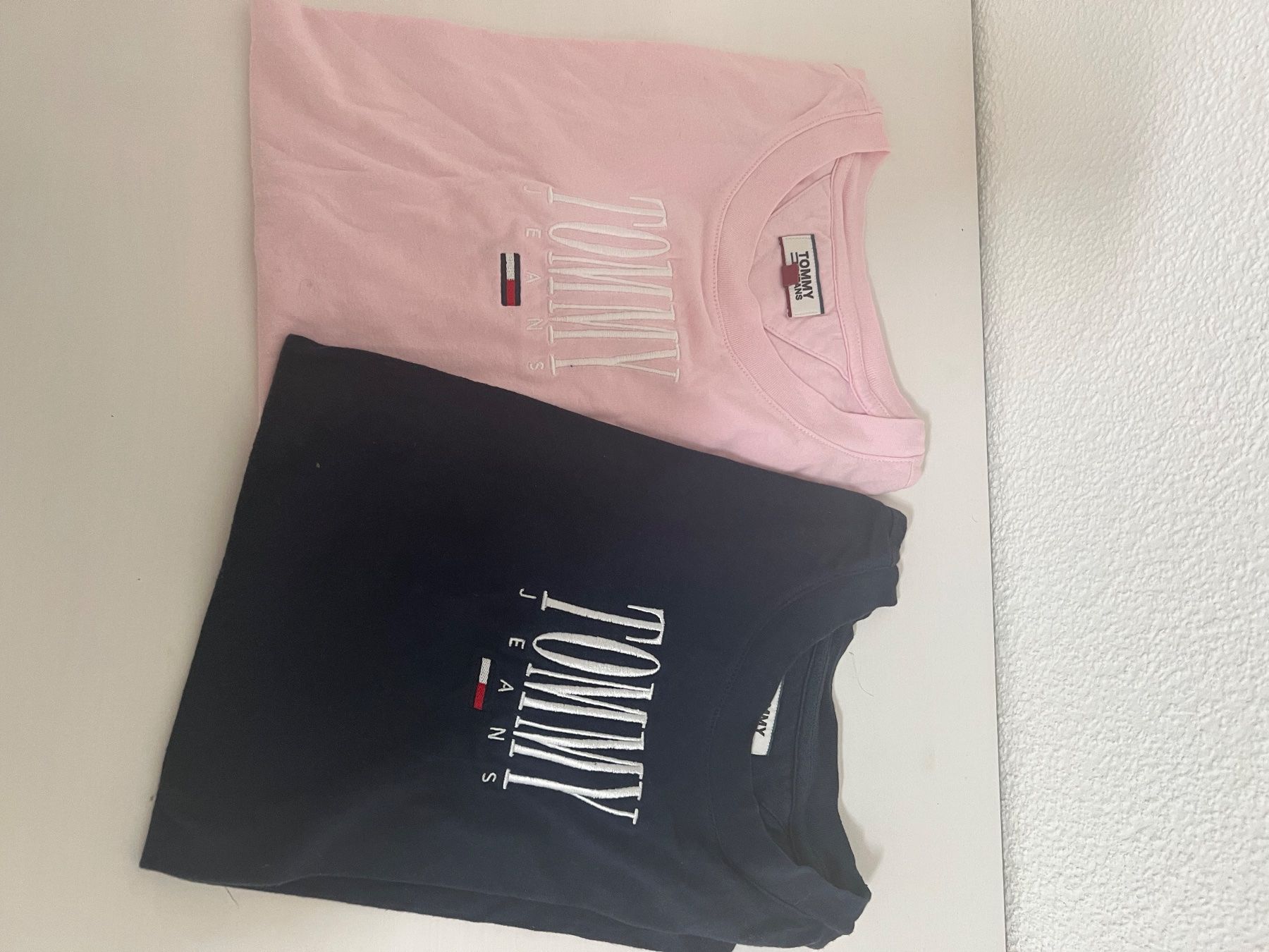 Tommy Hilfiger T-shirt: T-shirt,Tommy Hilfiger – Usato da Luzern venduto da sydney01.