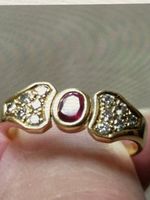 Rubin Ring 18 Karat Gelbgold mit 12 Brillanten