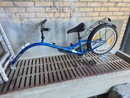 Velo suiveur avec barre pour enfants comme sur la photo