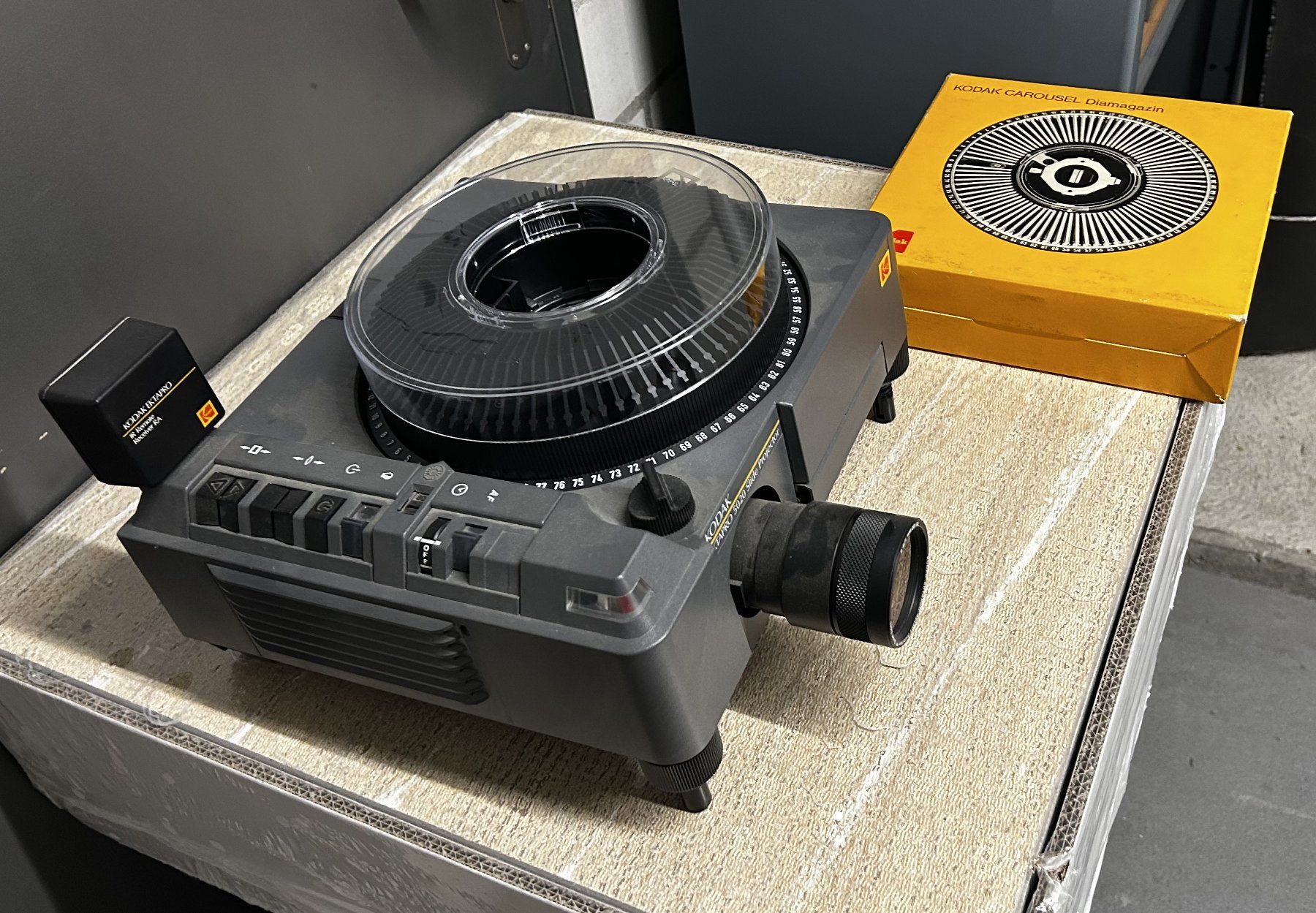 Kodak Pellicole: Diaprojektor mit Rundmagazin – Usato da Felben-Wellhausen venduto da Maschinenfabrik_Fe 1