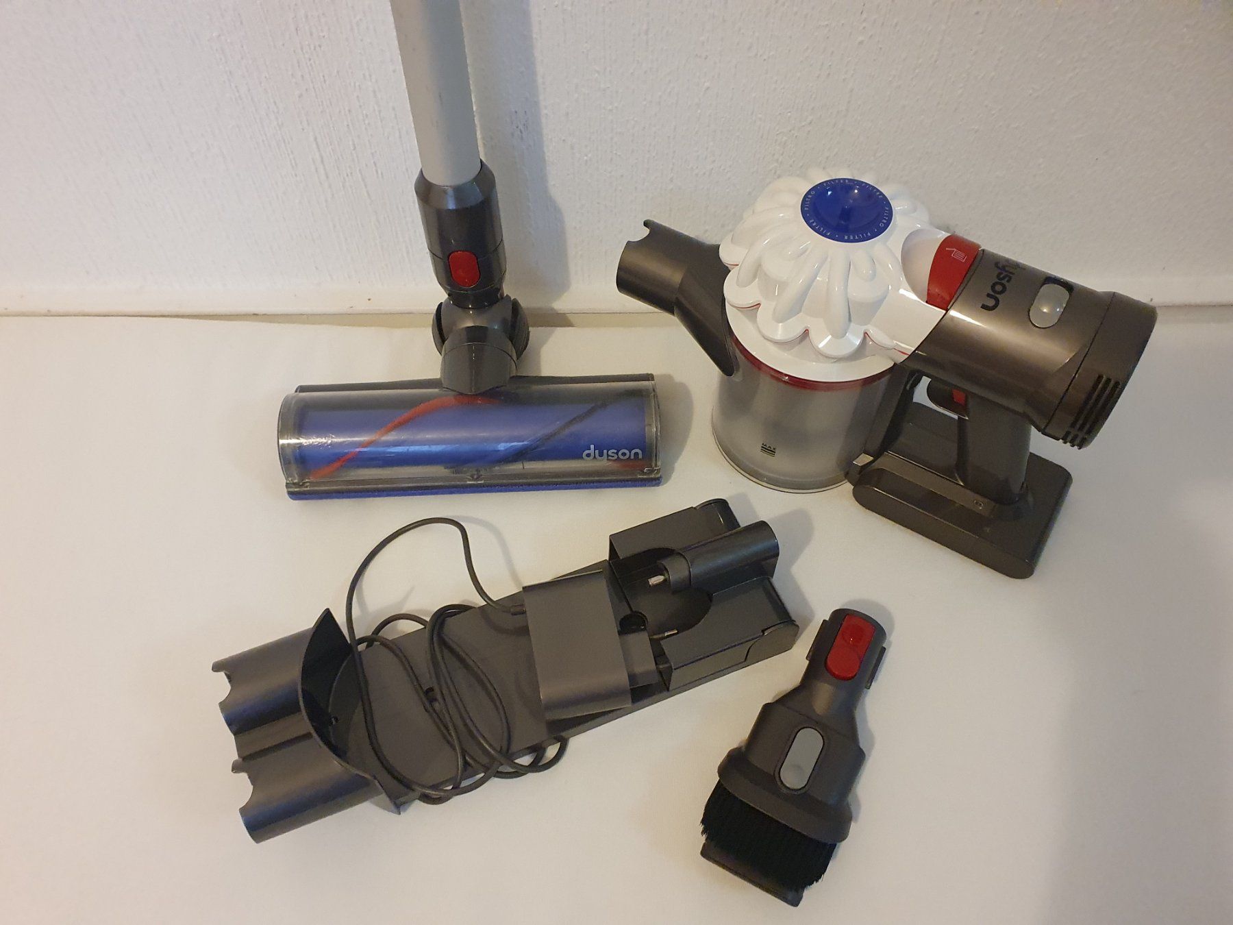 Dyson Staubsauger & Zubehör: Dyson V7 – Gebraucht aus Lausanne von Af2016