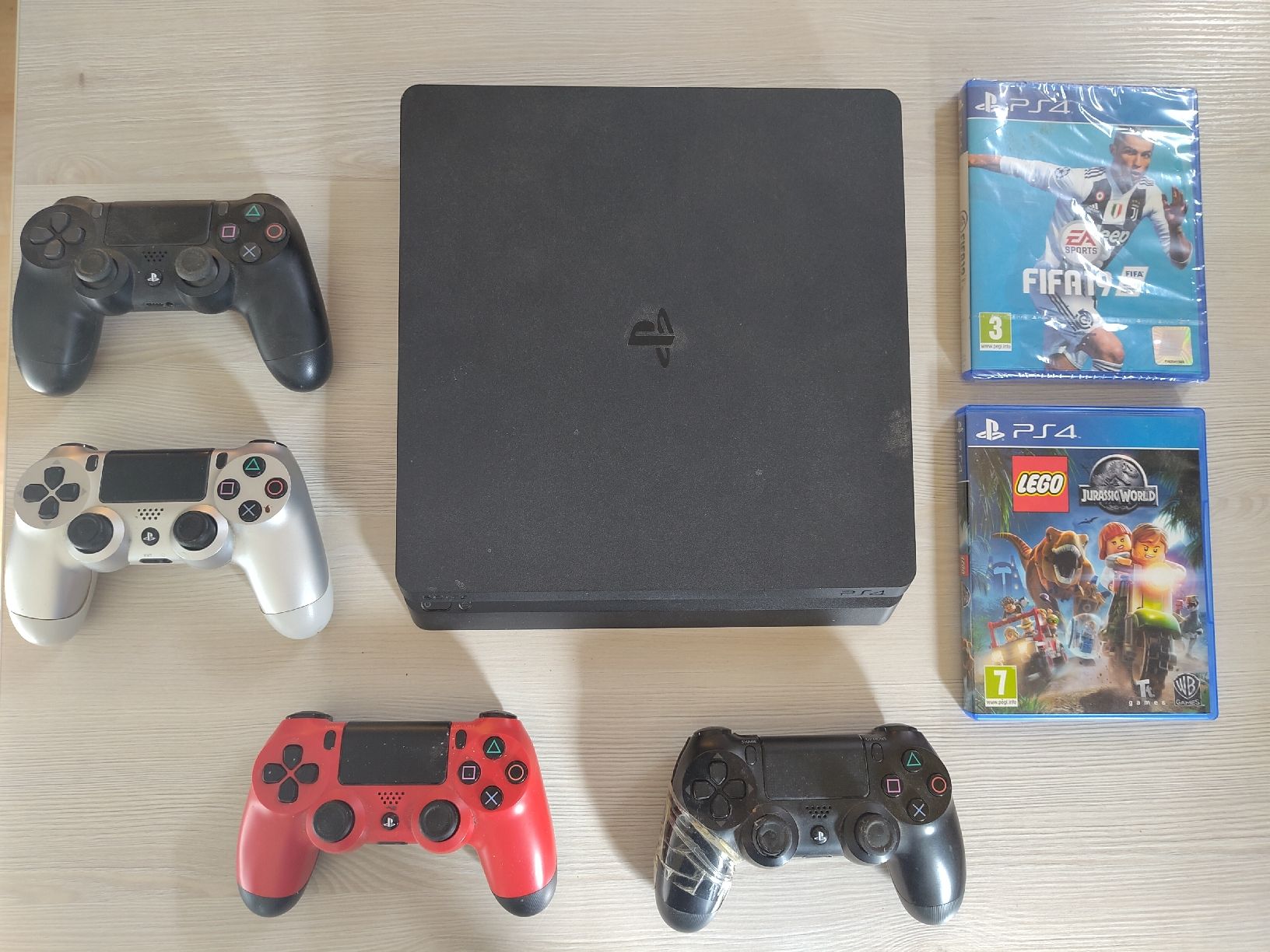 Sony Konsolen: Einwandfreie PS4 mit 4 Controller und Zubehör – Gebraucht aus Ardon von nicoca98