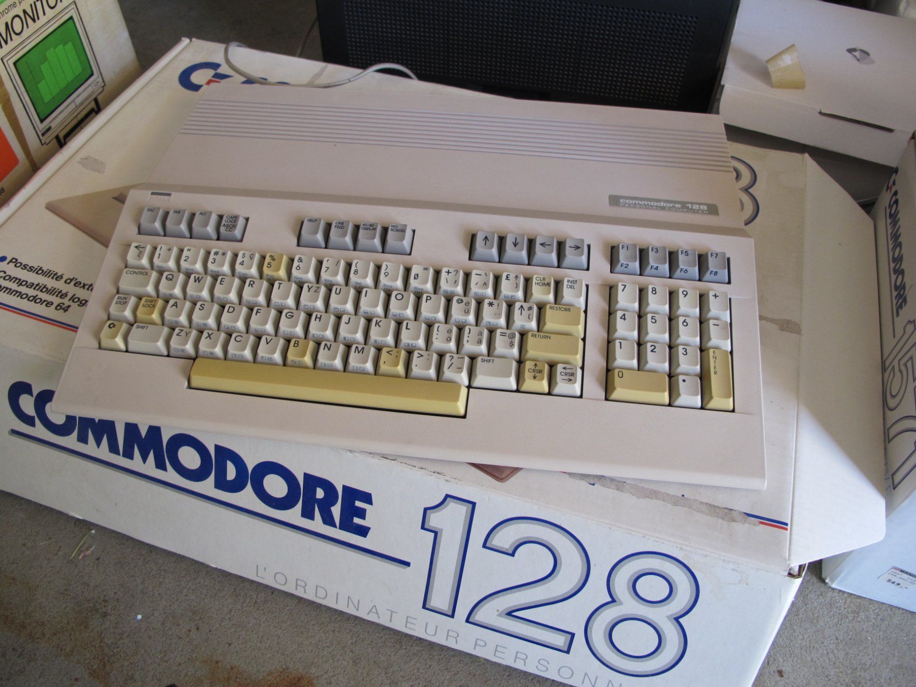 Commodore PCs: A vendre PC Commodore 128 – Gebraucht aus Ependes von Bernol