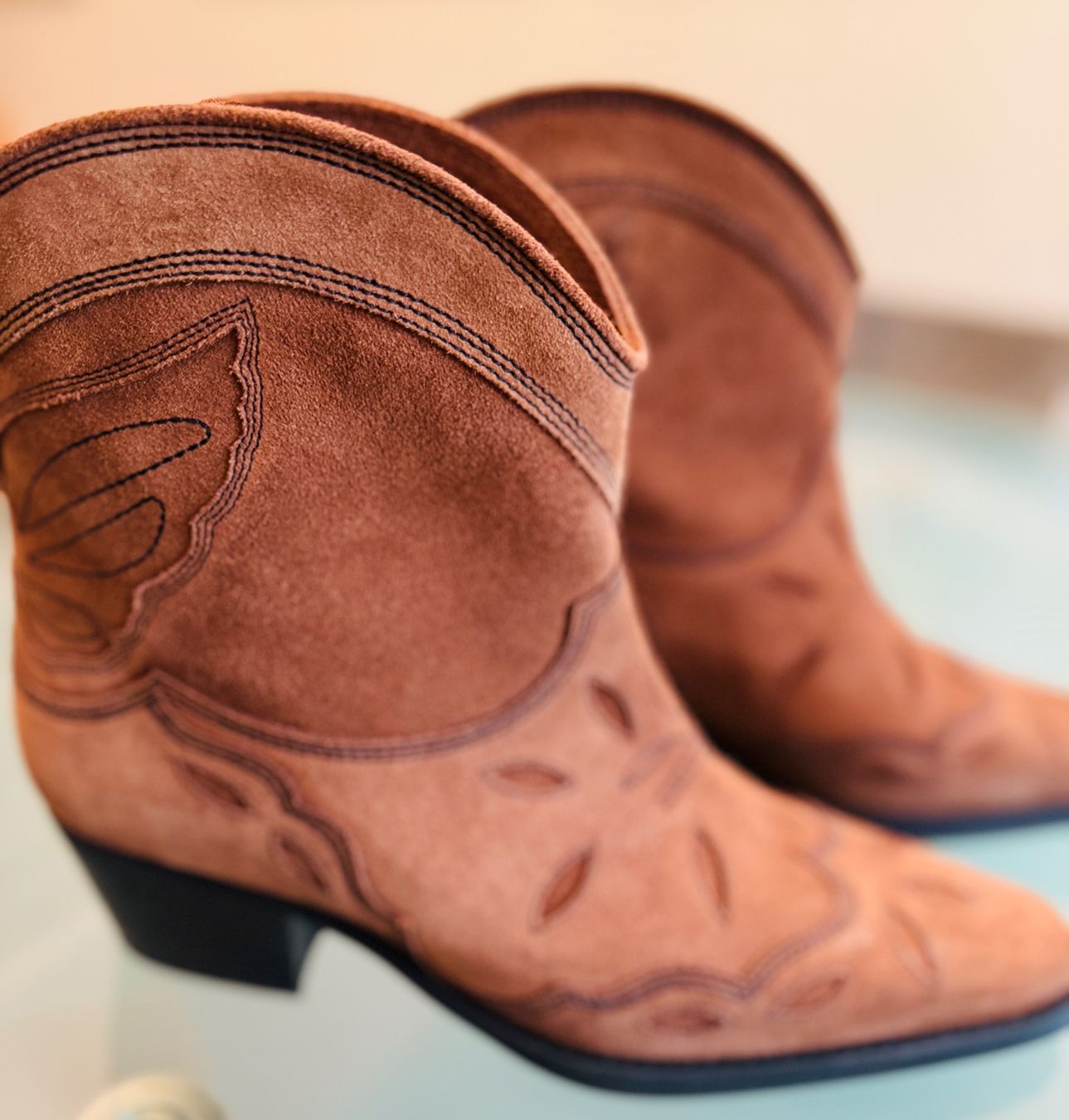 Ganni Scarpe da donna: Western-Ankle Boots aus Veloursleder – Usato da Unterägeri venduto da Jr61 4