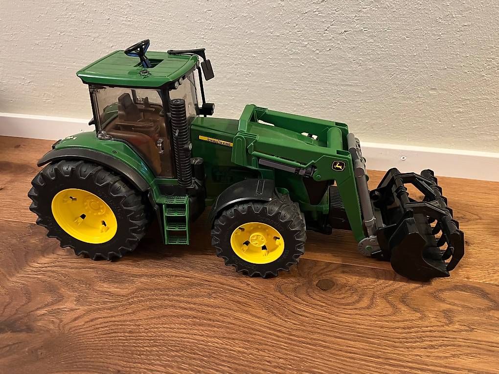Spielzeuge: Bruder John Deere mit Frontlader – Gebraucht aus Jona von sabi9 1