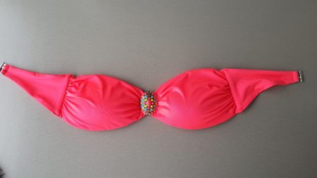 Haut de bikini bandeau rose avec bijoux décoratifs taille S
