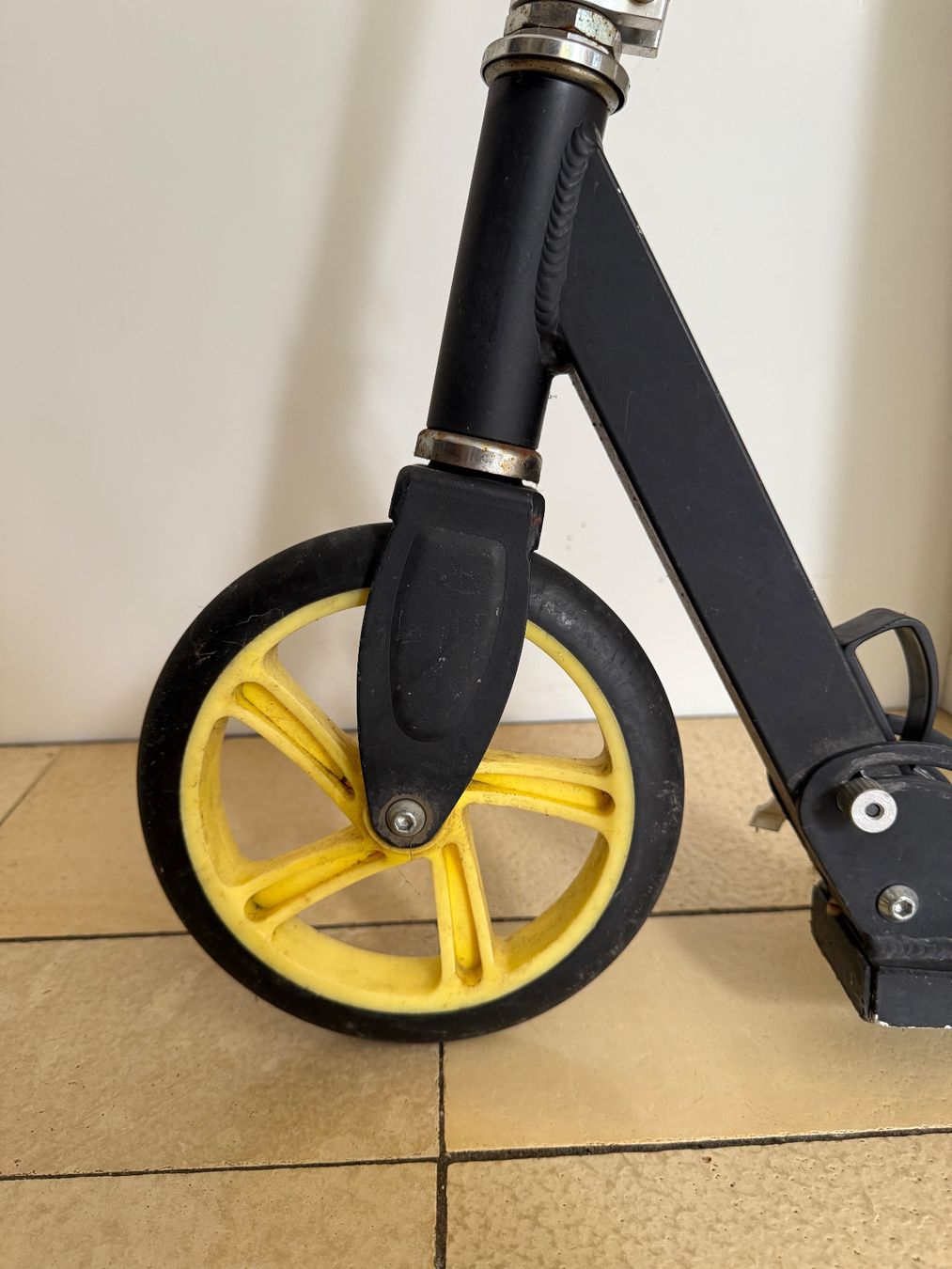 Kickboard: Tretroller, schwarz-gelb, gebraucht – Gebraucht aus Wohlen AG von thr_t5x8 1