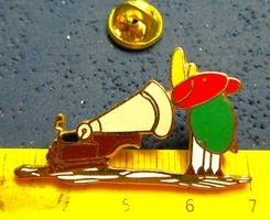 NASI MIT ALTEM WALZEN-TRICHTER-GRAMMO PIN