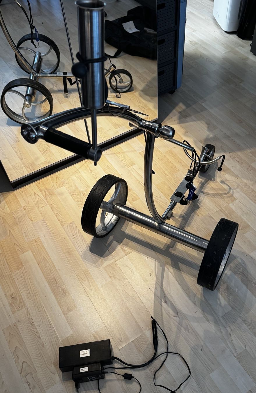 Chariots: Elektro Golf Caddy/Trolley Golfmania – D'occasion à Bülach par flavio.vinci