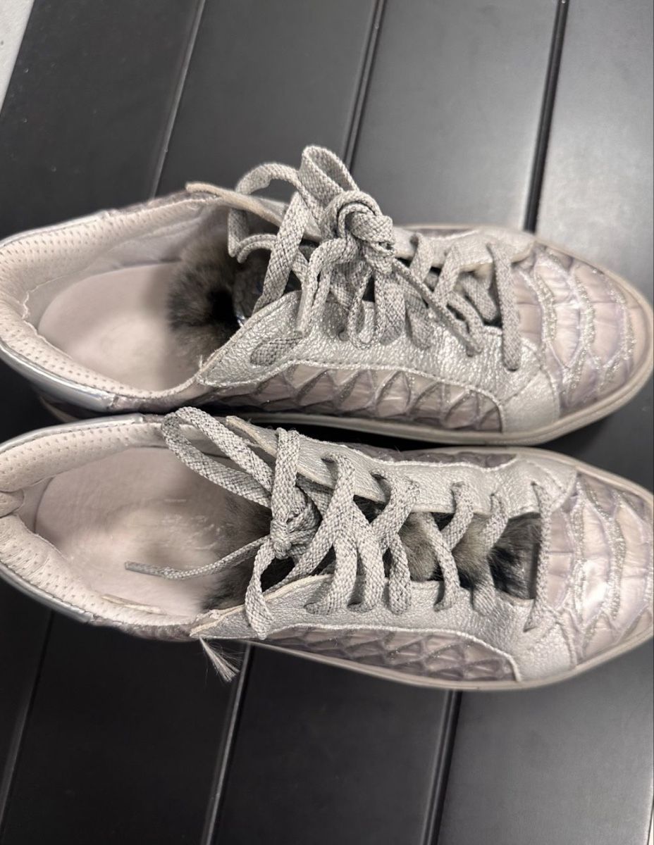 Scarpe da donna: Silberne Damen Sneakers mit Fell, Grösse 36 – Usato da Biberist venduto da dja_chx8 1