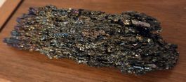 Schillernder Mineralbrocken mit Regenbogeneffekten