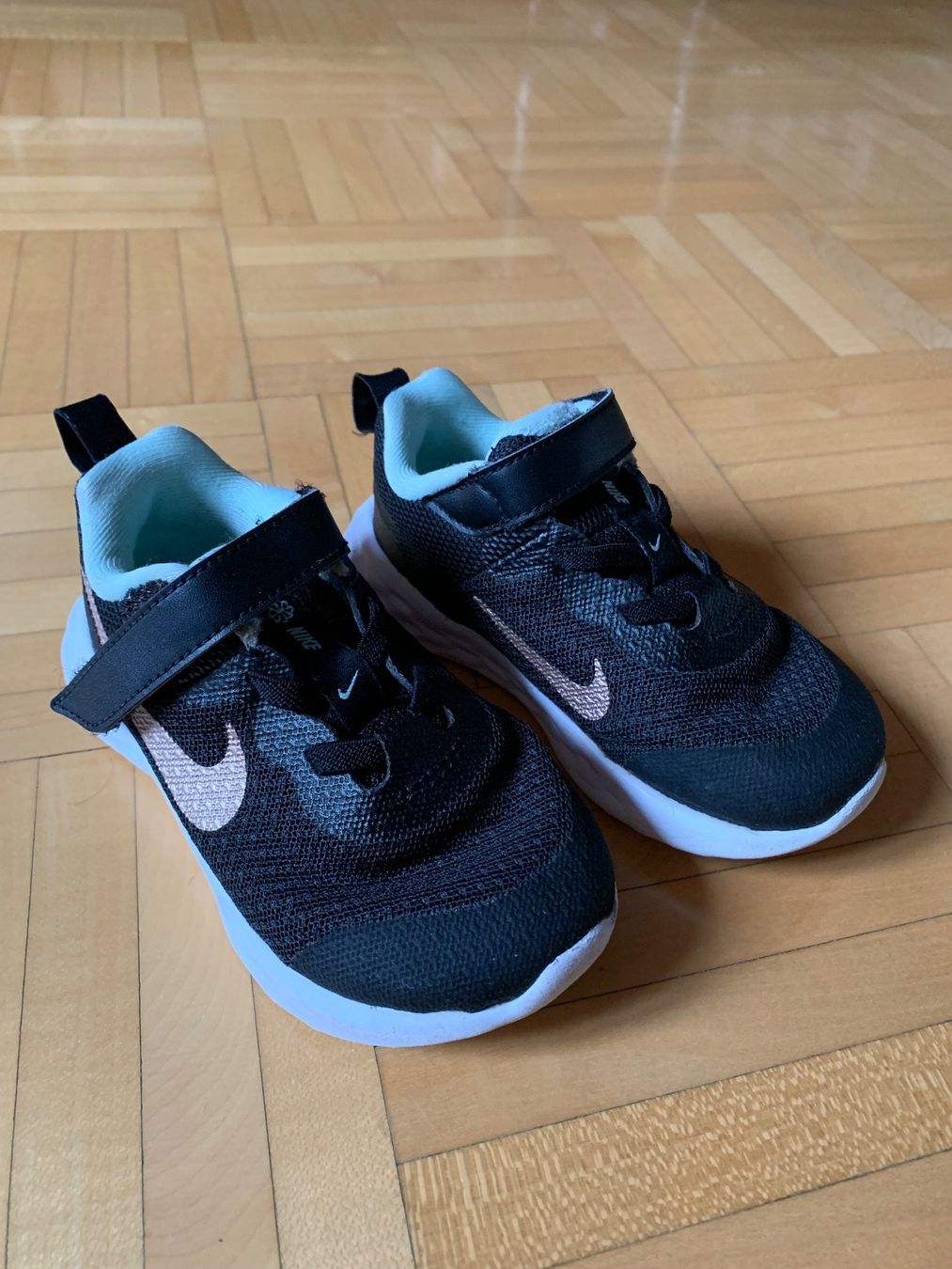 Nike Herrenschuhe: Nike trainers in size 23.5 – Gebraucht aus La Croix de Rozon von chr_f5wy