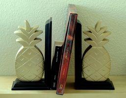 Paire de serre-livres ananas en bois