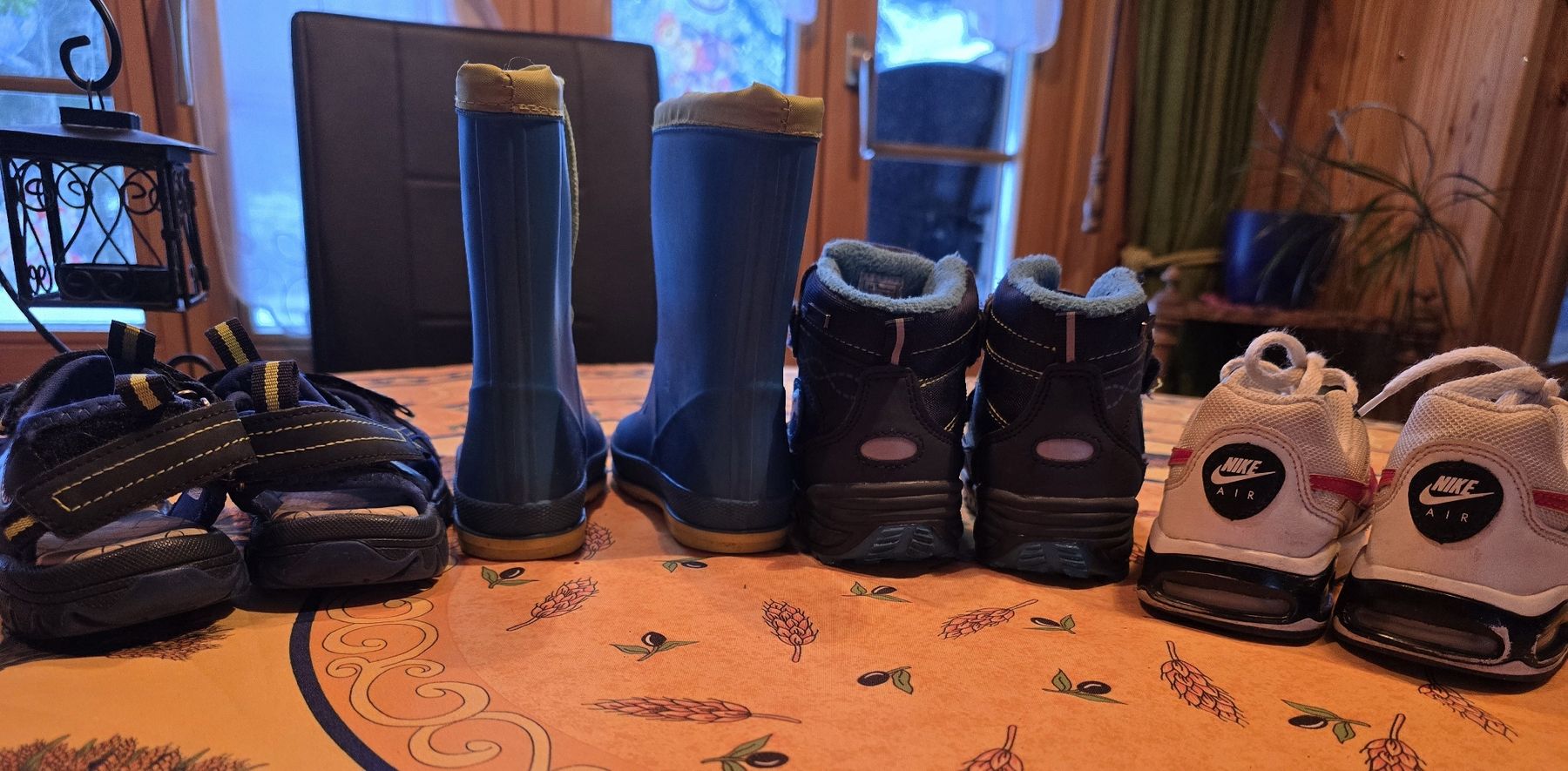 Scarpe per ragazzi: Schuhpaket Grösse 24/25 – Usato da Kandersteg venduto da Foxtrott7777 2