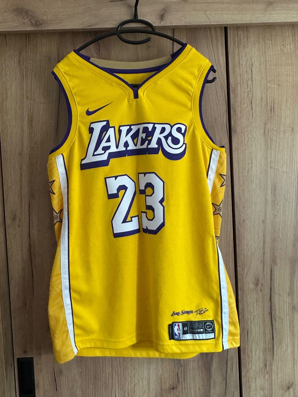 Lakers Canottiere & Pantaloni: Lebron James Lakers Jersey Lore Series – Nuovo (secondo la descrizione) da Ittigen venduto da saa_8kfv