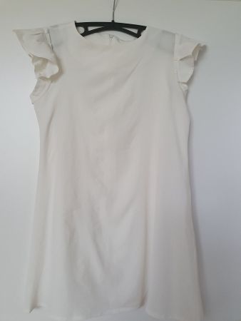 Weisses Sommerkleid mit Rüschen