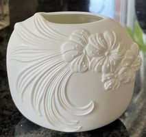 AK Kaiser W. Germany Porz. Bisquit Vase klein, oval  Blume