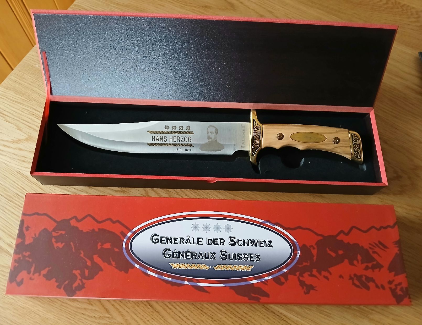 Couteaux militaires: Couteau de collection "Généraux Suisses" Hans Herzog  – Neuf avec emballage d'origine à Sciernes-d'Albeuve par Dojo004