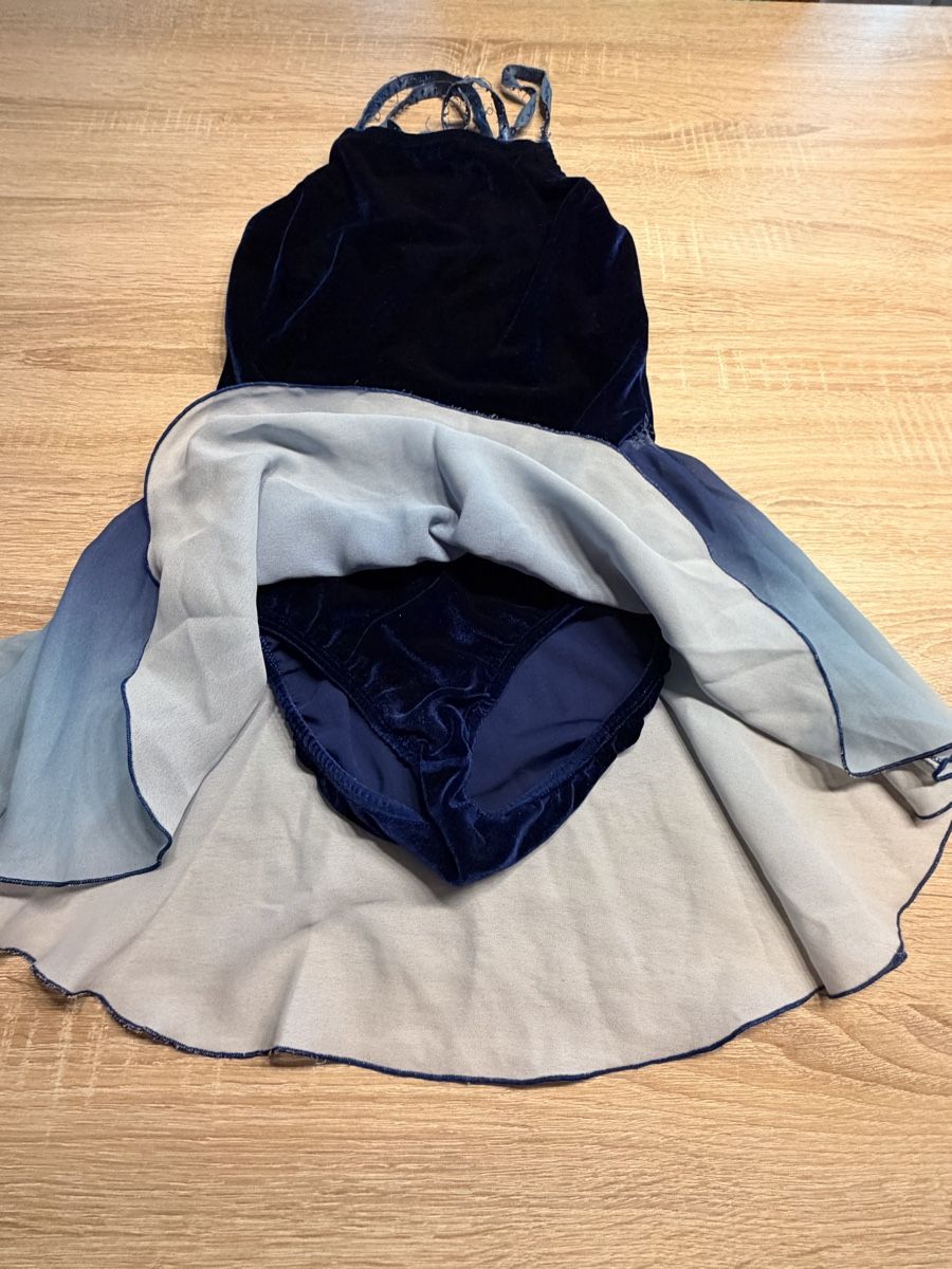 Scarpe, pantaloni & magliette da ginnastica: Samt Kürkkleid Dunkelblau Gr. 152 – Usato da Trimbach venduto da Schwaenchen 1