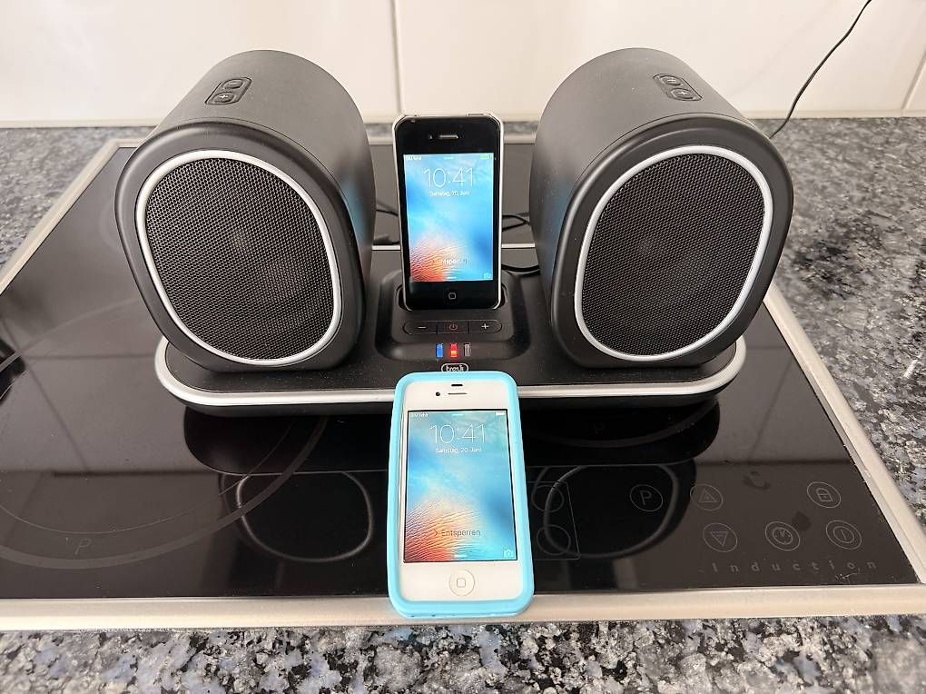 Dockingstation: Dockingstation mit Bluetooth Speaker & 2x iPhone  4 (8/32GB) – Gebraucht aus Hildisrieden von Frentz