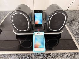 Dockingstation mit Bluetooth Speaker & 2x iPhone  4 (8/32GB)