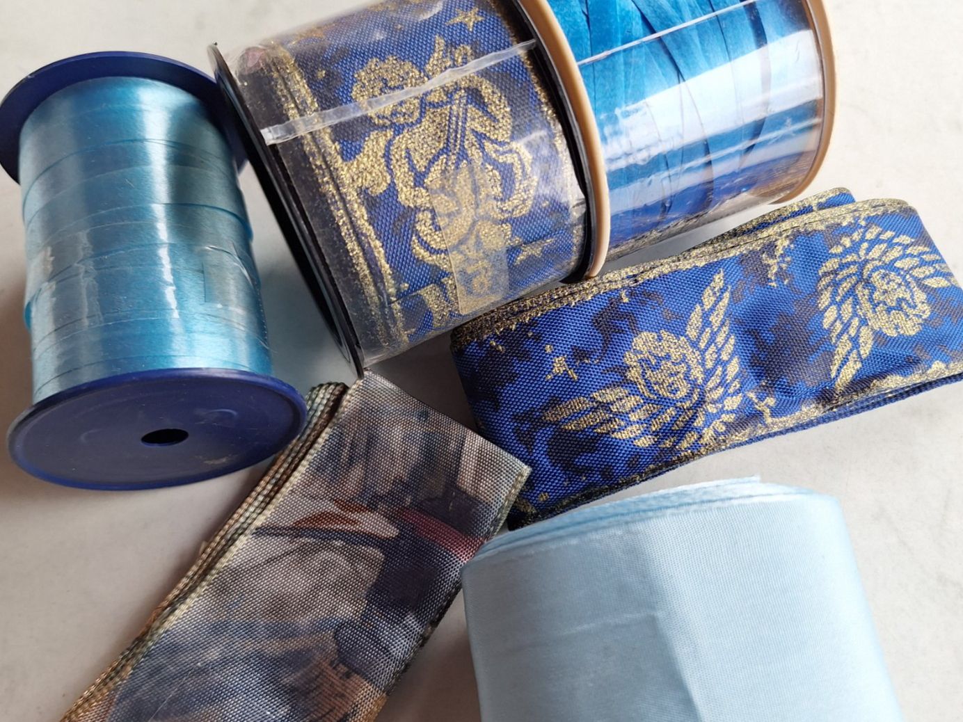 Kit bricolage: 40 X GESCHENKBÄNDER BASTELBÄNDER - RESTPOSTEN – Usato da Huttwil venduto da Kunterbuntli 2
