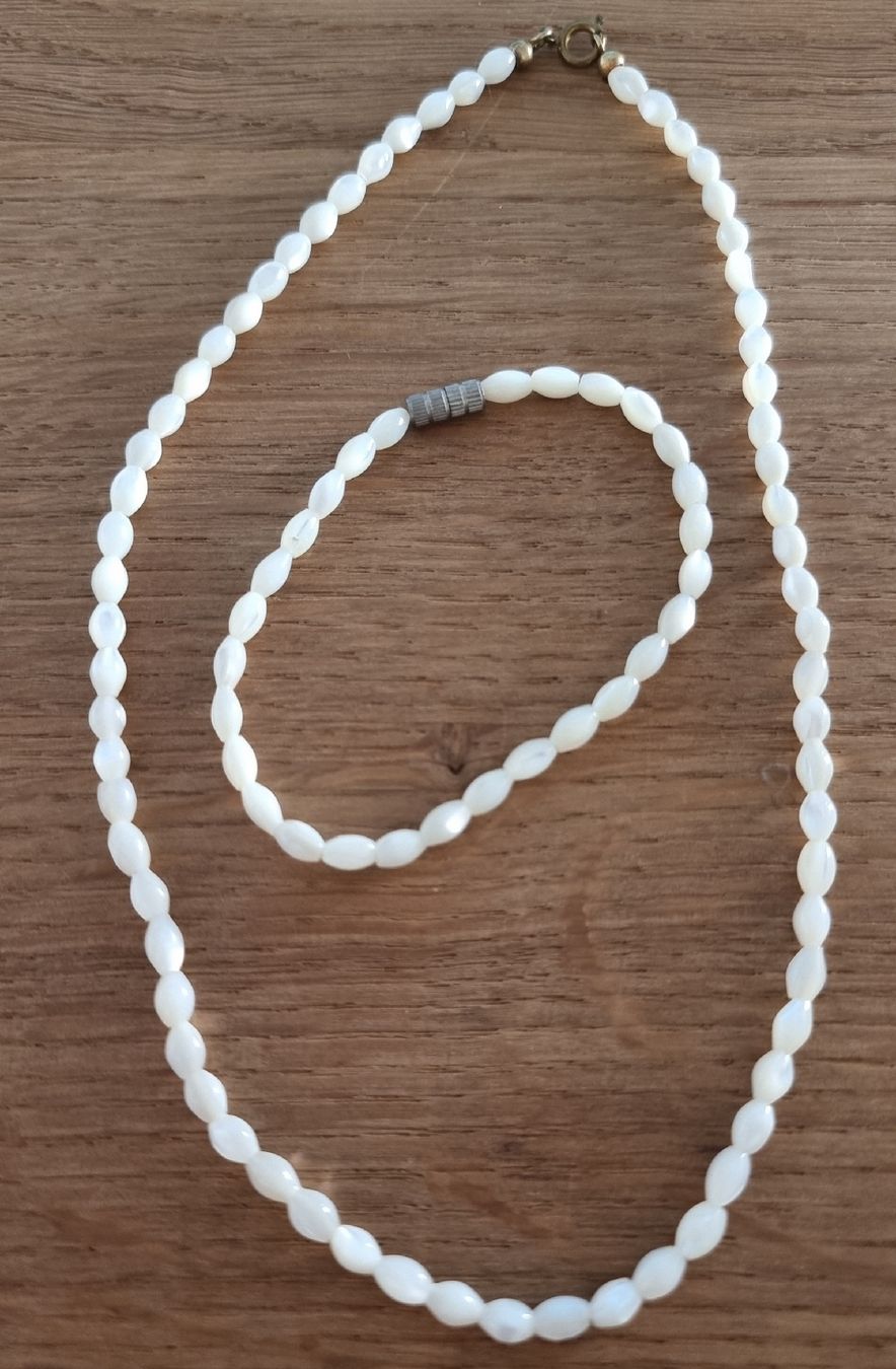 Ketten: Elegante Perlenkette mit Armband weiss – Gebraucht aus Luzern von Luzern_Energy
