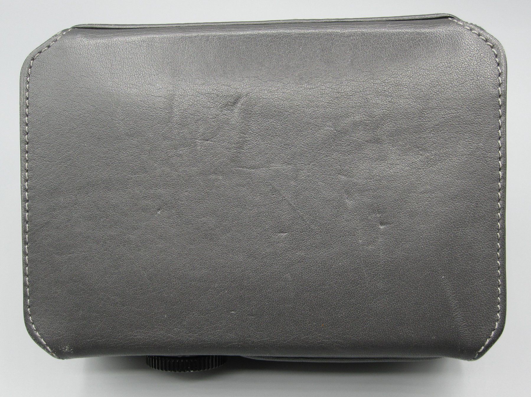 Leica Kamera: Etui caméra LEICA pour X1/X2, cuir gris. Réf. 18710 – Gebraucht aus Nyon von WHTF 3