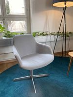 Zwei drehbare Polsterstühle